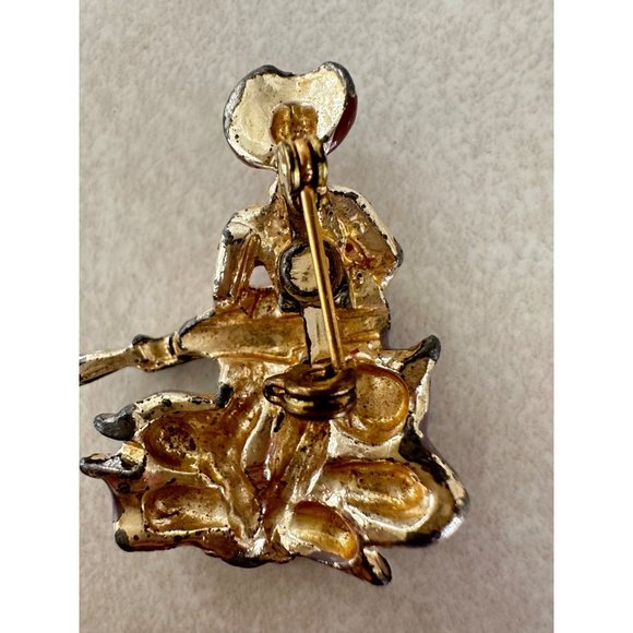 Vintage 1940s gold tone pot metal enamel man guitar playing figural brooch - Picture 5 of 6